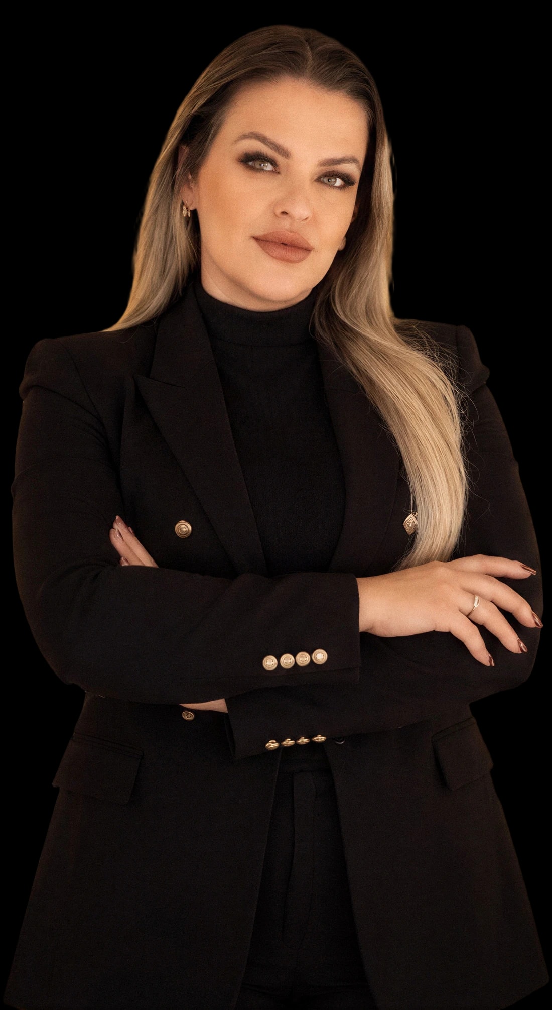 Daniela Silva de braços cruzados, de blazer preto